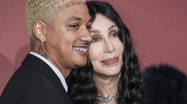 Inelul uriaș purtat de Cher la nunta fiului ei: Logodnicul artistei este cu 40 de ani mai tânăr