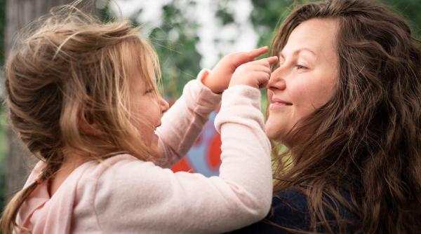 Numărul de copii influențează longevitatea: Care este vârsta ideală la care să aduci pe lume un bebeluș?