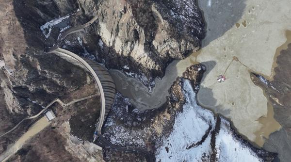 Poluare masivă în Lacul Vidraru. A fost convocat Comitetul pentru Situaţii de Urgenţă