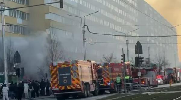 Incendiu uriaș la parterul unui bloc din Capitală. Pompierii încarcă evacuarea locatarilor