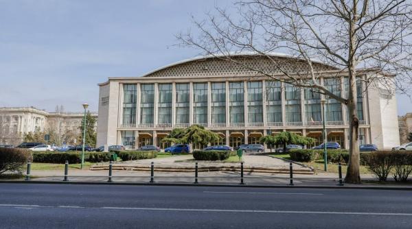 Stâlpișori și ordine în centrul Capitalei: Primăria Generală a curățat spațiul public din fața Sălii Palatului