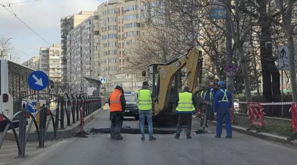 Haos în trafic: Șoseaua Mihai Bravu, blocată parțial după o surpare a asfaltului