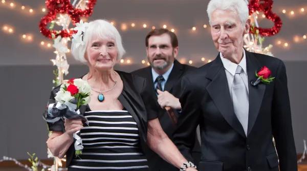 S-au căsătorit la 100 de ani. Povestea impresionantă a celor mai vârstnici miri din lume