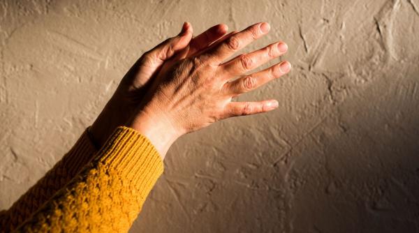 Boala care poate fi depistată dintr-o fotografie: Ce dezvăluie o simplă imagine a mâinii