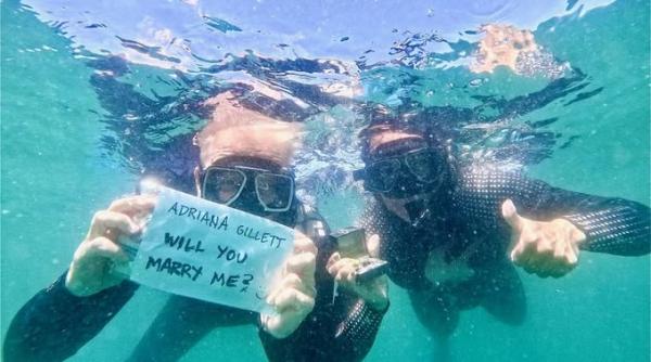 James Hetfield, liderul Metallica, și-a cerut iubita în căsătorie sub apă, printre rechini