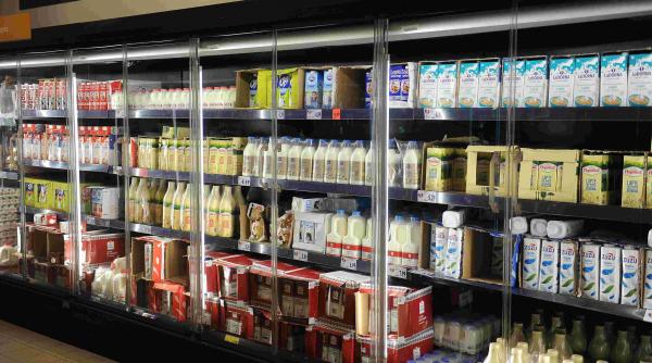 Falimentul bate la ușa fermelor: laptele costă 2 lei să fie produs, dar se vinde cu un leu