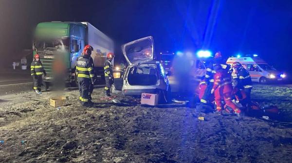 Impact devastator: Un copil a murit pe loc, după ce un TIR a spulberat autoturismul familiei
