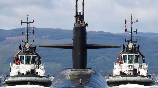 Presupuși spioni prinși în Regatul Unit: O româncă și un iranian au încercat să pătrundă într-o bază de submarine nucleare din Scoția