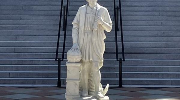 Statuia lui Columb, instalată lângă Casa Albă. Trump capitalizează evenimentul