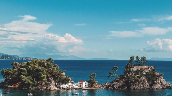 Grecia își așteaptă turiștii, pe sute de insule însorite, pline de istorie și legende milenare