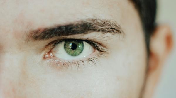 Privirea care cucerește: cum pui în valoare ochii verzi cu lentile și rame de ochelari de vedere damă