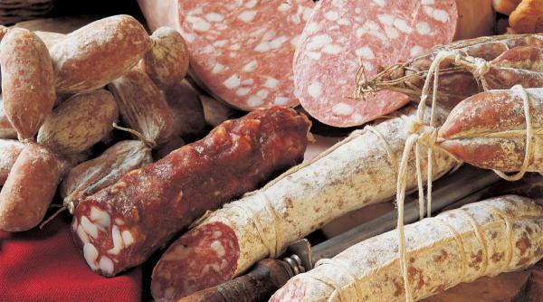 De ce mezelurile devin lipicioase? Cum să le consumi în siguranță