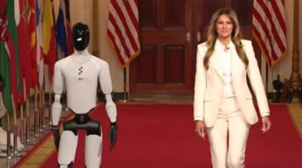 Melania Trump, escortată de un robot umanoid la summitul global