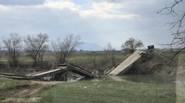 Podul de la Ariușd a rezolvat problema constructorilor: s-a prăbușit singur