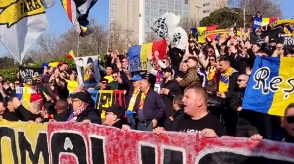 Românii au făcut spectacol la Istanbul! 3.000 de suporteri au cucerit Piața Taksim înainte de Turcia – România