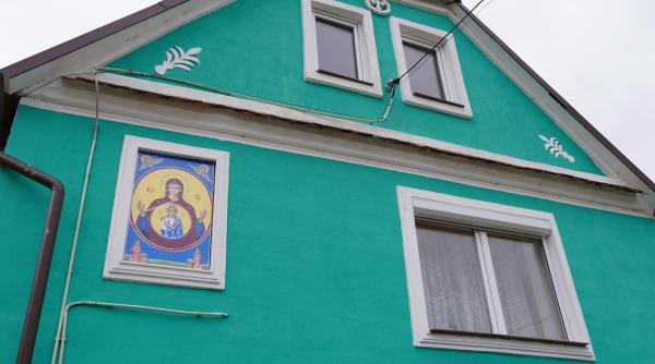 Satul din Sibiu unde sfinții stau de veghe la porțile oamenilor. Pictorul icoanelor, un fost sculer-matrițer