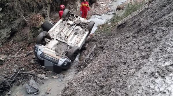 Tragedie în Neamț: Un bărbat de 56 de ani a murit după ce a plonjat cu mașina într-un pârâu