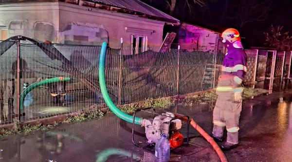 Gospodării inundate în Giurgiu. Plouă torențial până mâine dimineață