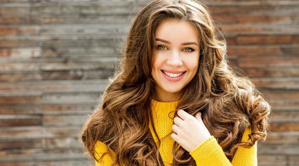 Adio contraste puternice în vopsirea părului: Noul trend mizează pe naturalețe