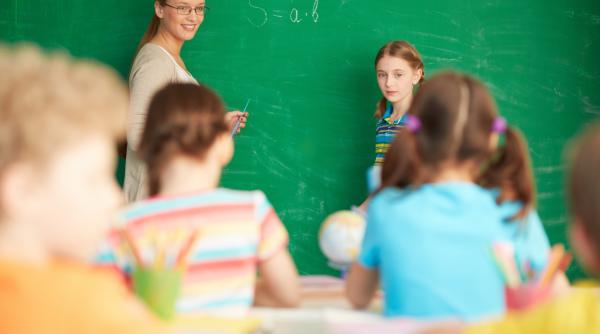 Vești de ultimă oră pentru profesori! Ministerul Educației începe plata eșalonată a salariilor restante