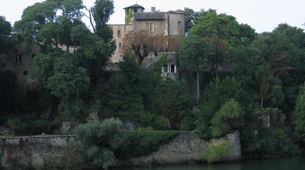 Castel monument istoric, scos la vânzare la preț de apartament