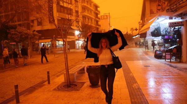 Furtuni devastatoare în Grecia: un mort lângă Atena, în timp ce un nor de praf saharian sufocă insula Creta