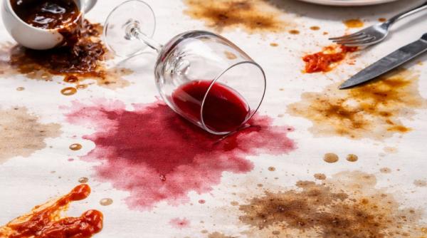 Fețe de masă pătate? Iată cele mai bune soluții ca să arate ca noi