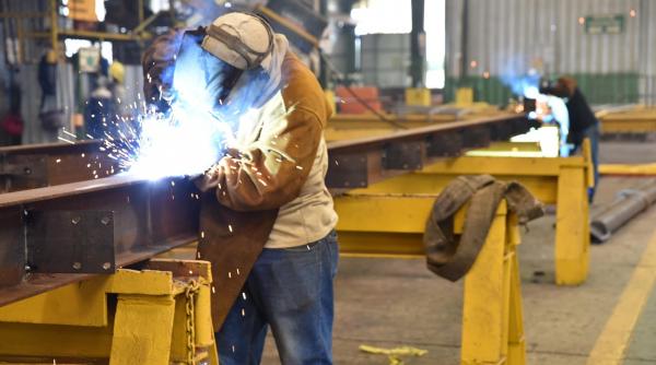 Industria românească de apărare trece pe nepalezi: Mecanicii, sudorii și strungarii vor fi aduși din Asia și Africa, pentru fabricile de armament