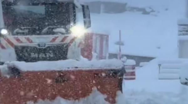 Utilajele de deszăpezire acționează pe șosele din județele Prahova și Argeș