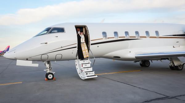 Premieră de Paște: Lumina Sfântă a ajuns în România la bordul unei aeronave din Turcia.