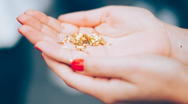 Bijuteriile din aur și-au pierdut strălucirea? Cum să le readuci la viață în câteva minute