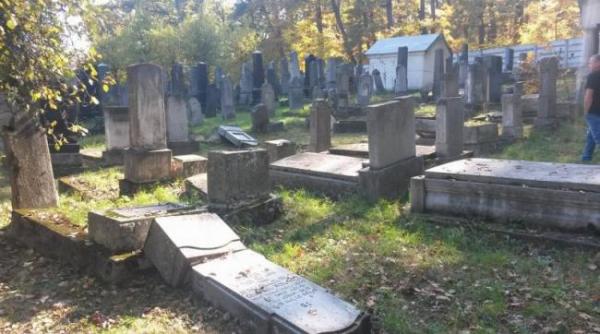 Vandalism de Paște la Reghin! Zeci de monumente din Cimitirul Evreiesc, puse la pământ de persoane necunoscute