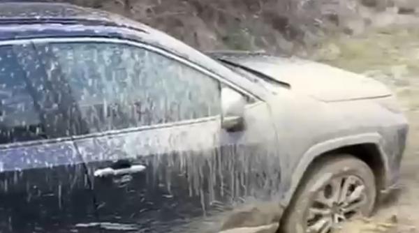 Trei tineri, salvați de jandarmi după ce aplicația i-a dus pe un drum plin cu noroi