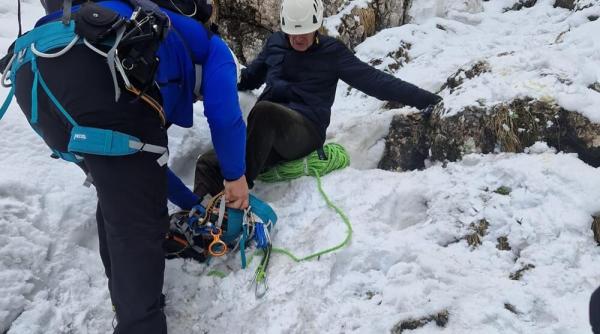 Misiune salvatoare în zi de Paște! Tată și fiu, recuperați de salvamontiști după ce au rămas blocați în zăpadă în Cheile Oltețului