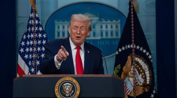 Trump amenință China: Dacă îi prindem că ajută Iranul, punem taxe vamale de 50%