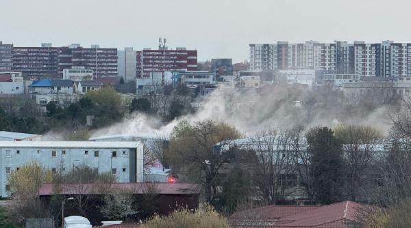 Incendiu puternic în Constanța. A fost activat Planul Roșu de Intervenție după ce focul s-a extins la întregul bloc