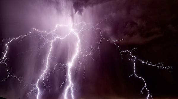 alerta meteo imediata ploi torentiale si descarcari electrice 18 aprilie