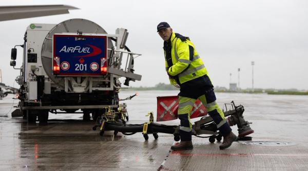 Zbori în vacanță? Criza kerosen te lovește direct: prețuri dublate, zboruri anulate și haos vara asta