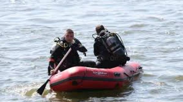 Căutat de echipele de salvare, după ce a căzut din barcă într-un lac