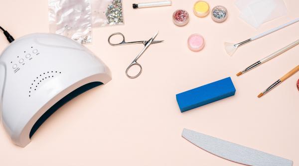 Cum alegi lampa UV potrivită acasă sau pentru salon