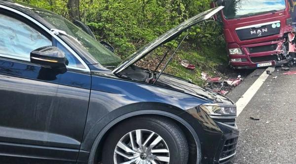 Accident grav pe DN7, la Călimănești: trafic blocat complet după impactul dintre două mașini și un TIR