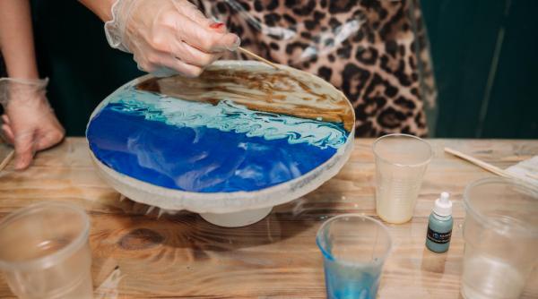 Cum să folosești rășina epoxidică pentru proiecte care ies din tipare