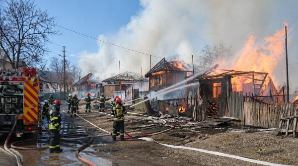Dezastru în Vrancea: Un sat întreg în pericol după ce 11 case de lemn au fost cuprinse de flăcări
