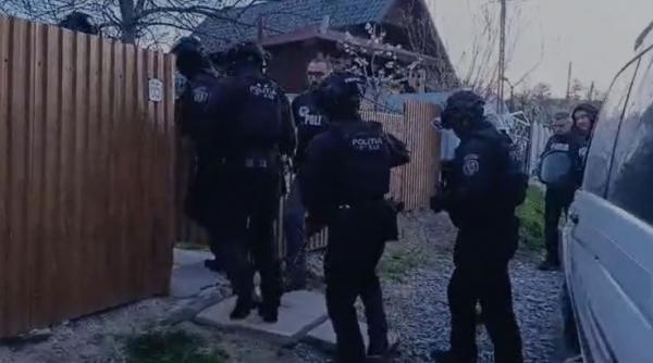 Poliția a intervenit după ce un bărbat a postat un video cu o armă pe internet