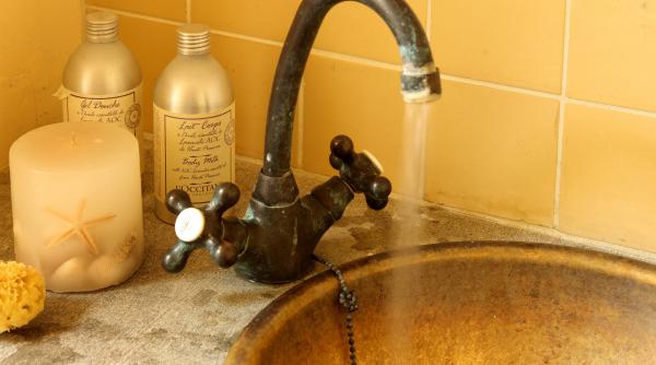 Greșeala pe care o faci zilnic: spălatul feței cu apă rece îți afectează tenul