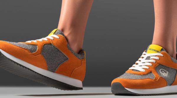 Trucul ieftin care elimină mirosul neplăcut din pantofi