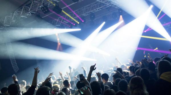 Adolescenții, scoși din cluburi, baruri și discoteci după ora 22:00