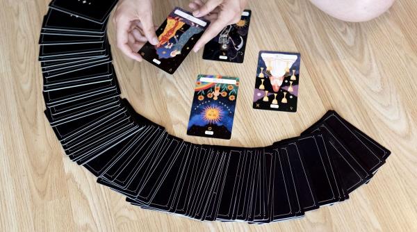 Horoscop tarot, 27 aprilie – 3 mai 2026: cine pleacă, cine câștigă și cine o ia de la zero