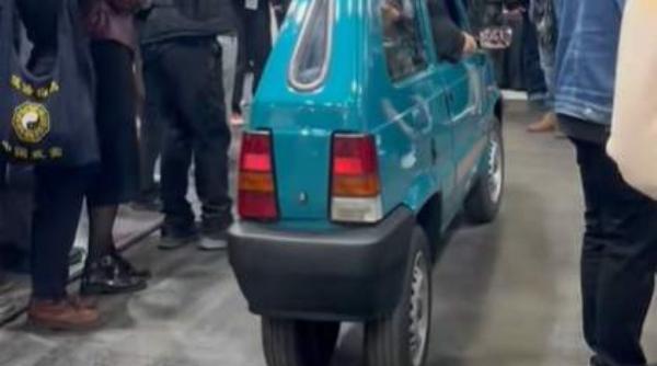 Cum arată cea mai mică mașină din lume? Povestea autovehiculului de 50 cm care a cucerit internetul