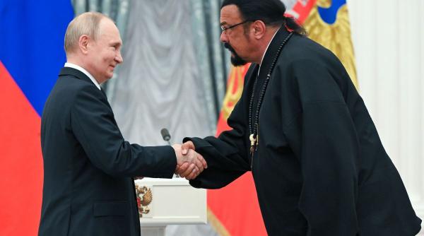 Putin premiază cu arme VIP-urile pro-ruse: actorul Steven Seagal, Kim Jong-un și Bashar al-Assad, printre beneficiari